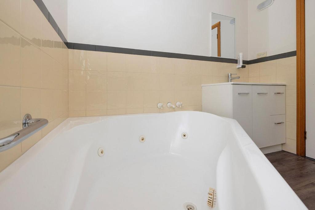 Kitty'S Cottages - Managed By Big4 Strahan Holiday Retreat المظهر الخارجي الصورة