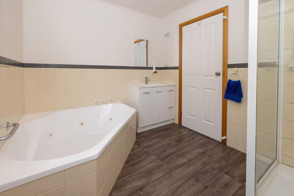 Kitty'S Cottages - Managed By Big4 Strahan Holiday Retreat المظهر الخارجي الصورة